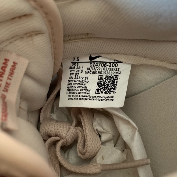 Dunk Low ‘Terry Swoosh’ - Picture 12 of 14